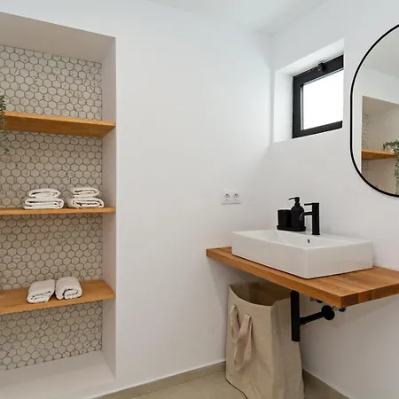 Luxury Views 2br House - Private Parking *